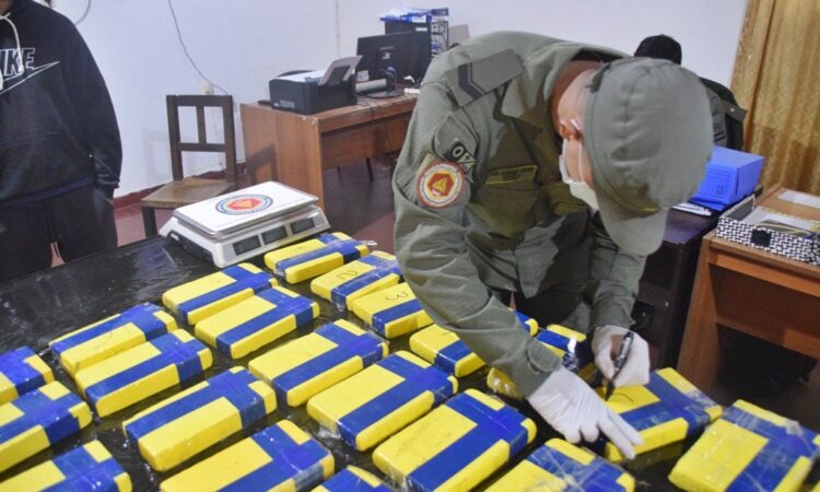 Llevaban 31 kilos de cocaína ocultos en cajones con berenjenas