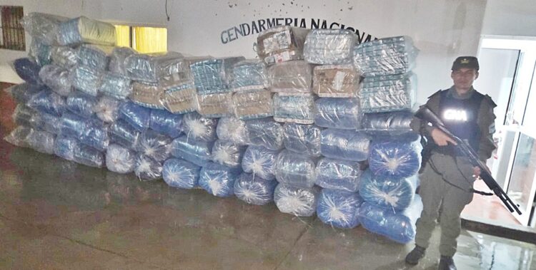 Gendarmería Nacional: secuestran 880 kilos de hojas de coca y 17.350 paquetes de cigarrillos en zona montuosa