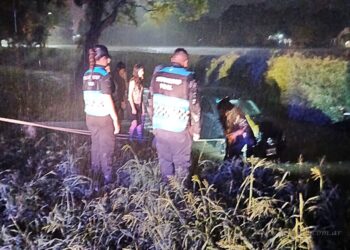 Vehículo arrastrado por el agua en plena madrugada, pudo ser una tragedia