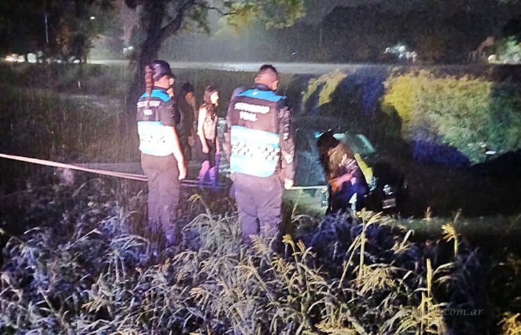 Vehículo arrastrado por el agua en plena madrugada, pudo ser una tragedia