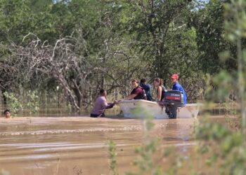 Refuerzan la asistencia en Rivadavia Banda Sur tras las crecidas del río Bermejo