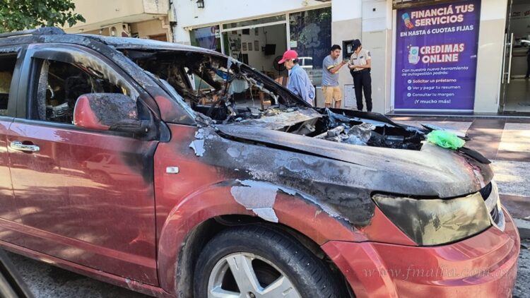 Camioneta robada apareció incendiada en pleno centro de Tartagal