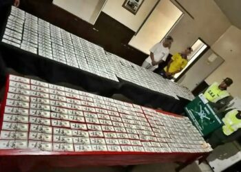 Detienen a ciudadano boliviano con más de 100 mil dólares escondidos en una caja de jugo