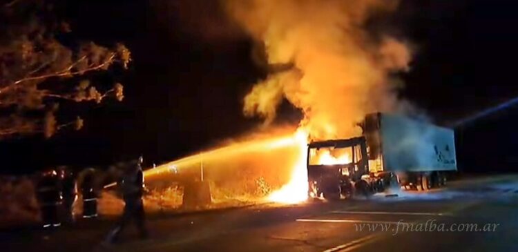 Embarcación: incendio de camión bananero en Ruta 34