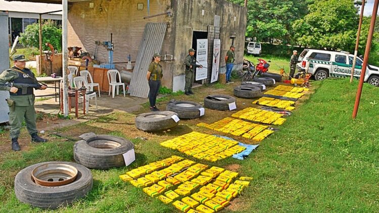 Narcotrafico: descubren 425 kilos de cocaína en cubiertas de camión en una gomería