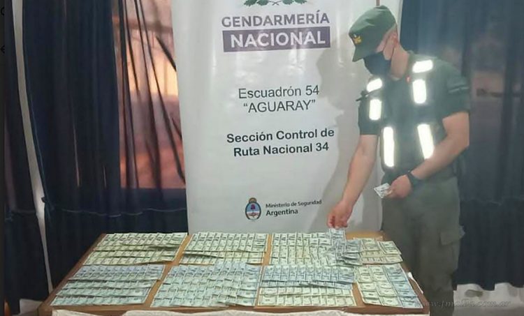 Pretendía salir del país con más de 25.000 dólares sin aval legal