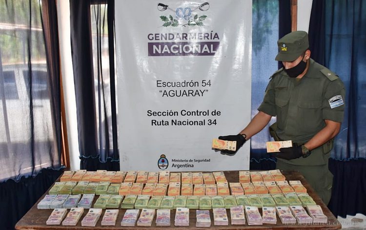 Aguaray: incautan dinero sin declarar y cubiertas de origen extranjero