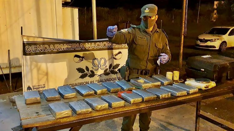 Caraparí: motociclista abandona más de 19 kilos de droga