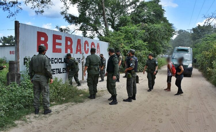 Salvador Mazza: allanamiento en una finca por contrabando de aceite por tubos y soja