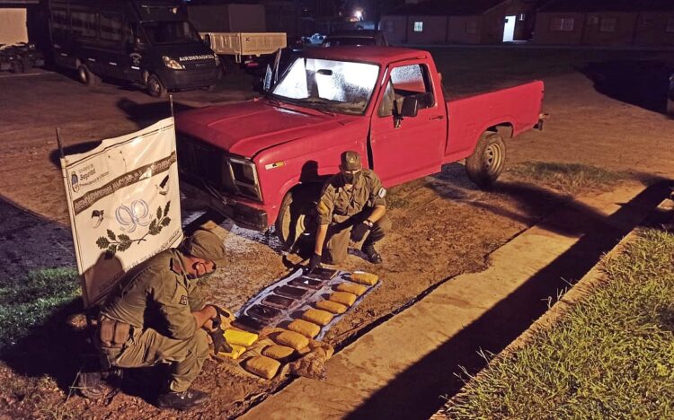 Salvador Mazza: marihuana y cocaína en la puerta de una camioneta