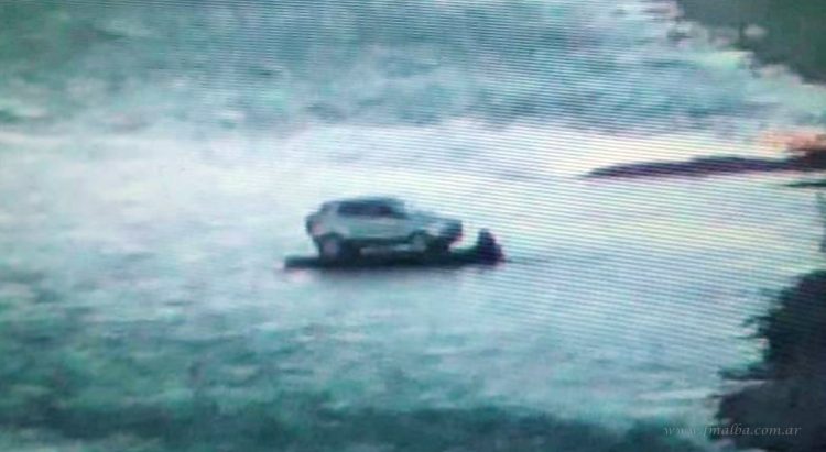 Orán: intentaron ingresar una camioneta al país en un gomón por el río Bermejo