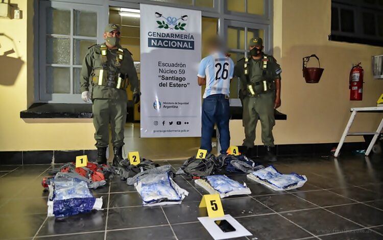 Santiago del Estero: detienen a un peruano con droga oculta en un micro