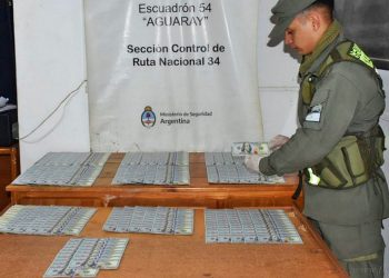 Aguaray: gendarmes incautan dólares y hojas de coca en estado natural