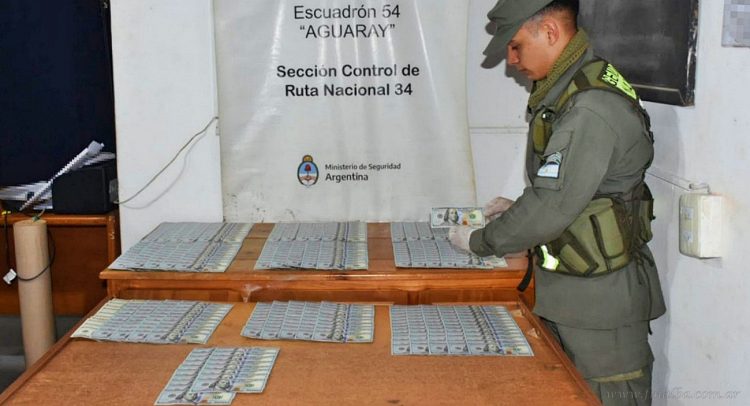 Aguaray: gendarmes incautan dólares y hojas de coca en estado natural