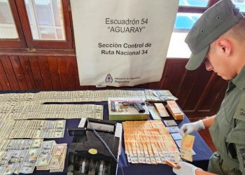 Aguaray: gendarmes incautan varios miles de dólares, pesos y un arma con numeración limada