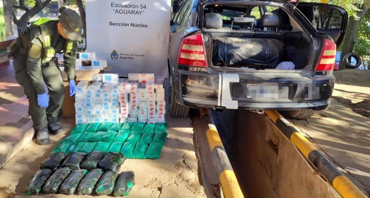 Aguaray: gendarmes secuestran cigarrillos y kilos de hojas de coca