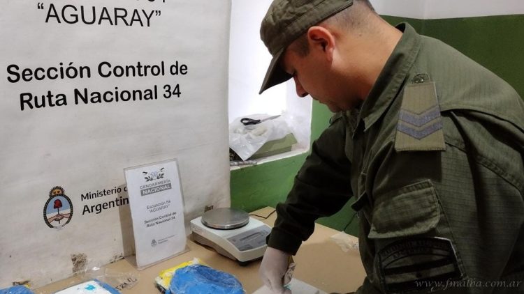 Aguaray: dos personas detenidas con droga adosada al cuerpo