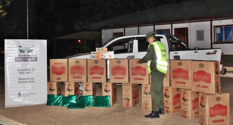Aguaray: gendarmes interceptan cigarrillos y hojas de coca en contrabando