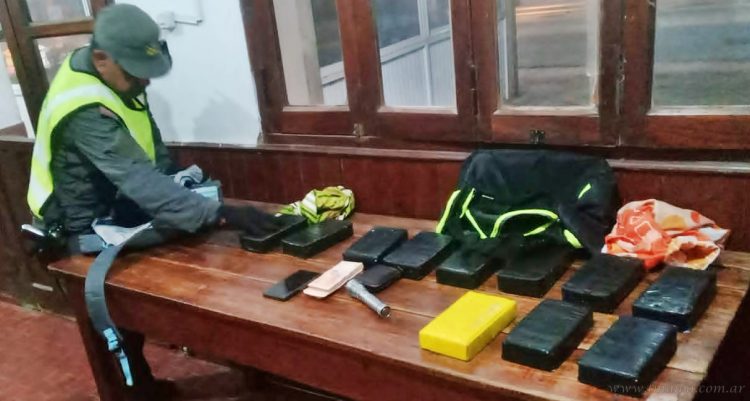 Aguaray: interceptan 17 kilos de droga en un camión de carga peligrosa