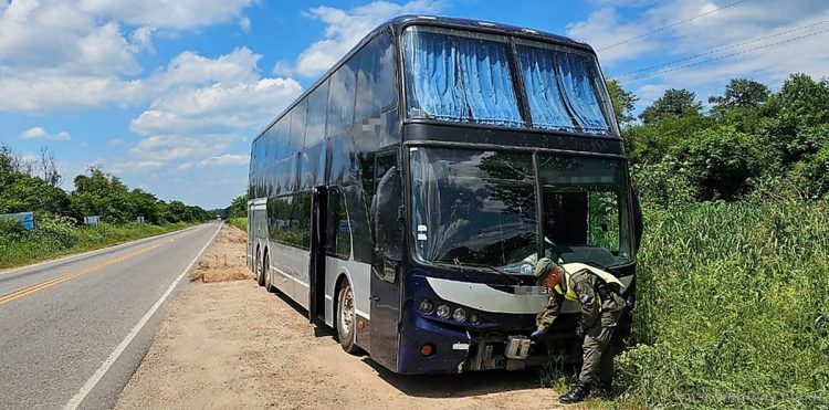 Ruta 54: gendarmes encuentran abandonado un colectivo de pasajeros