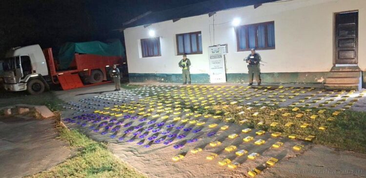 Embarcación: gendarmes incautan más de 400 kilos de droga