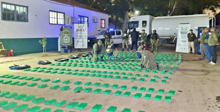 Narcotráfico: tras interceptar más de 400 kilos de drogas, hubo allanamientos simultáneos y varios miles de dólares incautados