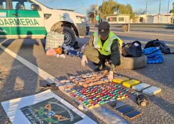 San Juan: llevaban desde Salta una rueda de auxilio rellena con paquetes y 91 cápsulas de cocaína