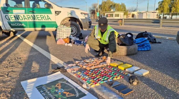San Juan: llevaban desde Salta una rueda de auxilio rellena con paquetes y 91 cápsulas de cocaína