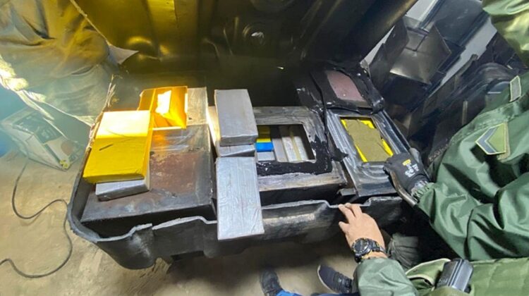 Descubren “cofres metálicos” con 309 kilos de cocaína dentro de tres tanques de combustible