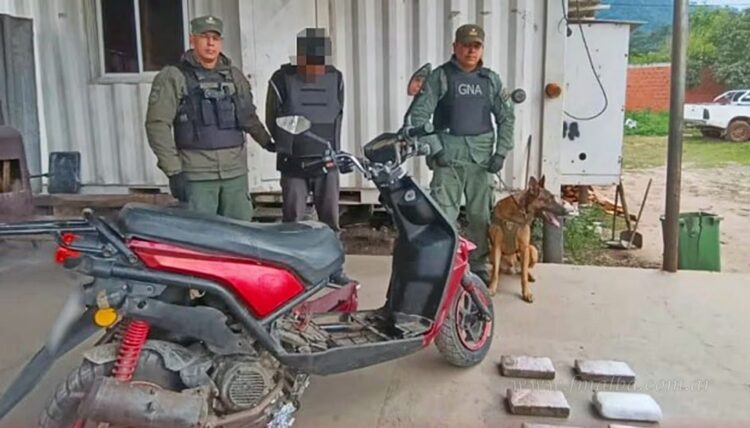Salvador Mazza: llevaba casi 11 kilos de cocaína ocultos en los apoyapiés de una moto