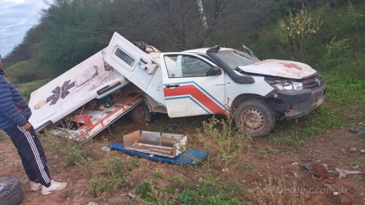 Ruta Provincial Nº 54: una ambulancia impactó contra una vaca suelta
