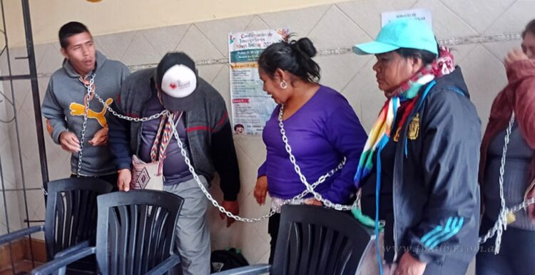 Tartagal: bilingües originarios se encadenaron en la escuela Uriburu durante las designaciones docentes