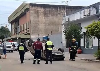 Conductor ebrio chocó tres autos y terminó con el vehículo dado vuelta en el centro de Tartagal