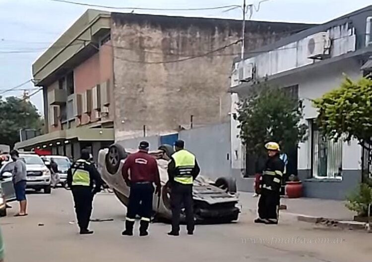 Conductor ebrio chocó tres autos y terminó con el vehículo dado vuelta en el centro de Tartagal