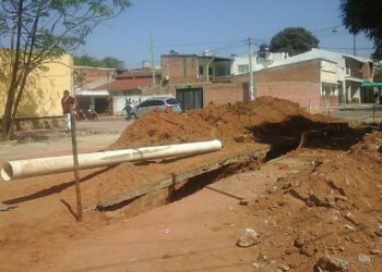 Centro: calle San Martín cerrada por rotura de caños de desagües