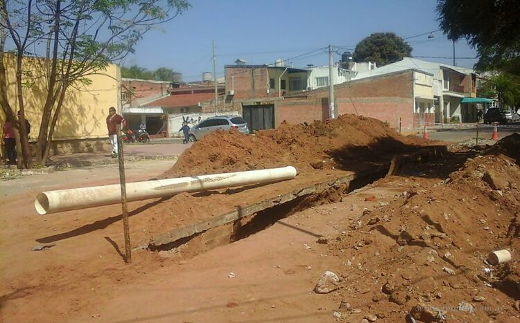 Centro: calle San Martín cerrada por rotura de caños de desagües