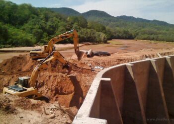 La Toma: trabajadores exigen mayor sueldo por la construcción y colocación de gaviones