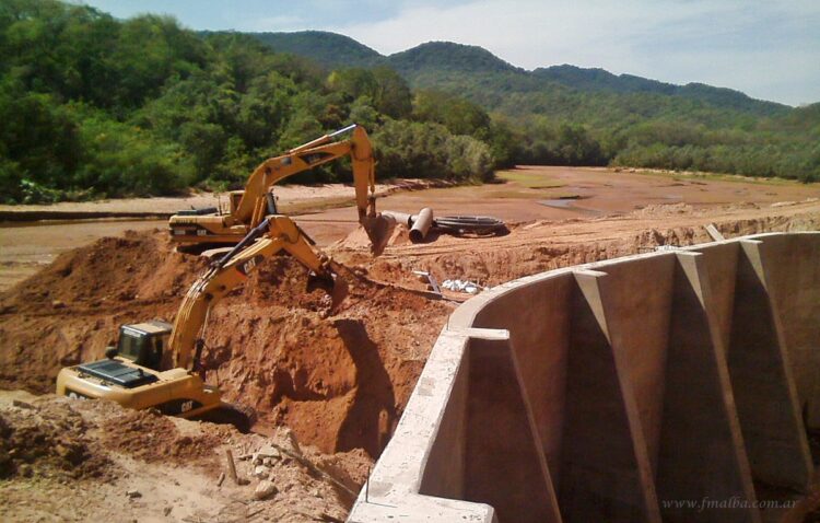 La Toma: trabajadores exigen mayor sueldo por la construcción y colocación de gaviones