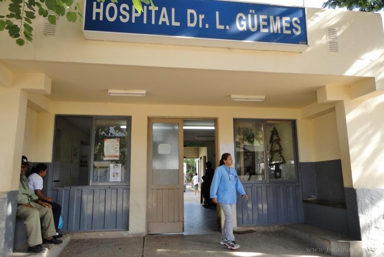 Aguaray: enfermera se encadenó ante el Hospital Público