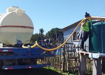 Zona oeste alta: vecinos retienen camión repartidor de agua en protesta