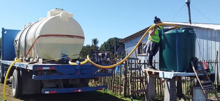 Zona oeste alta: vecinos retienen camión repartidor de agua en protesta