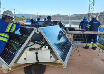 Embalse El Limón: Aguas del Norte y especialistas de Paises Bajos actualizaron el sistema de las boyas