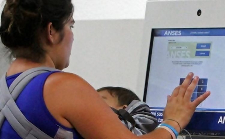 País: beneficiarios de las AUH cobrarán el ahorro del 20 por ciento