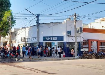Anses: larga fila de ciudadanos para tramitar el Refuerzo Alimentario
