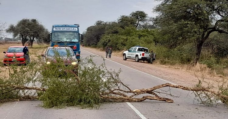 General Ballivián: originarios cortan el paso en el acceso norte por Ruta 34