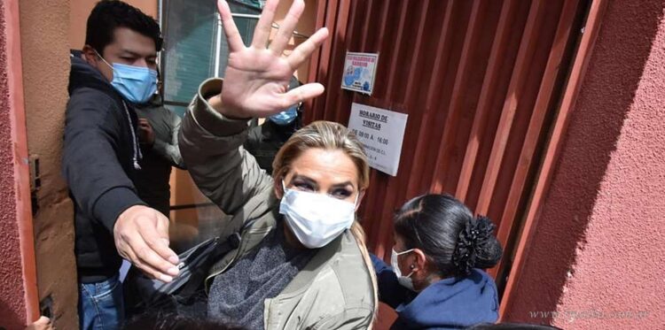 Bolivia: “Jeanine Añez no fue bien asesorada”