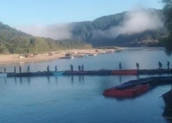 Bermejo: puente improvisado con gomones para cruzar la frontera Bolivia-Argentina