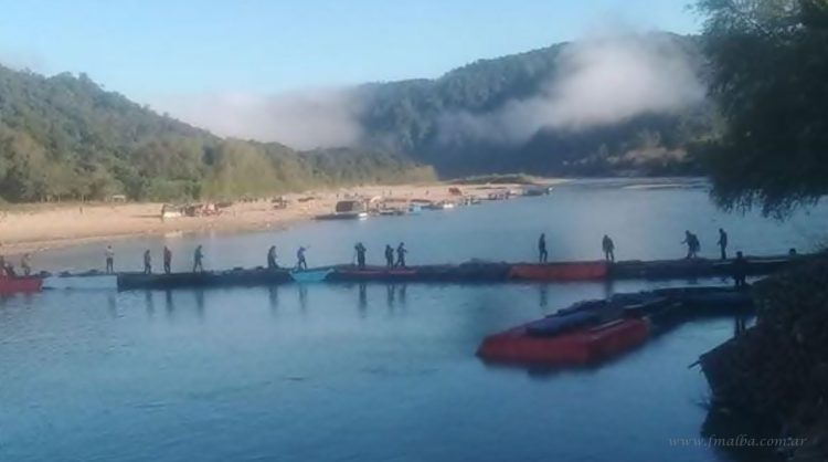 Bermejo: puente improvisado con gomones para cruzar la frontera Bolivia-Argentina