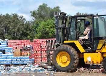 Aduana reporta destrucción de ocho autos de contrabando en Yacuiba