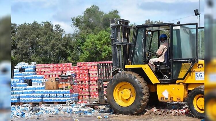 Aduana reporta destrucción de ocho autos de contrabando en Yacuiba